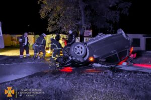 ДТП на Дніпропетровщині: у Кам’янському автомобіль перекинувся на дах, водія деблоковули