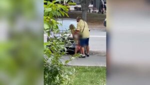 У Дніпрі парочка пристрасно кохалась на лавці (Відео)