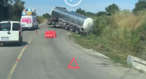 На Дніпропетровщині фура злетіла з дороги (Відео)