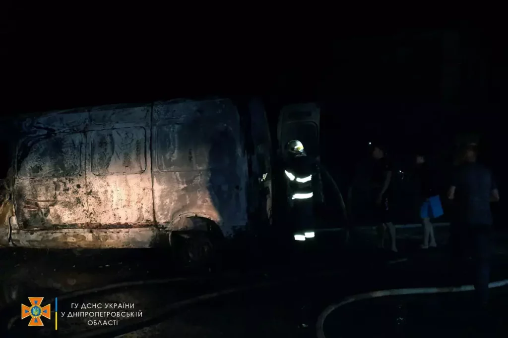 Під Дніпром сталася серйозна ДТП: на трасі машина спалахнула, як сірник
