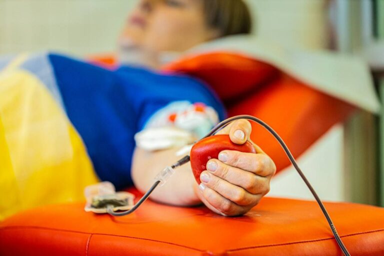 Потрібна кров всіх груп та резусів: мешканців Дніпропетровщини закликають здати кров