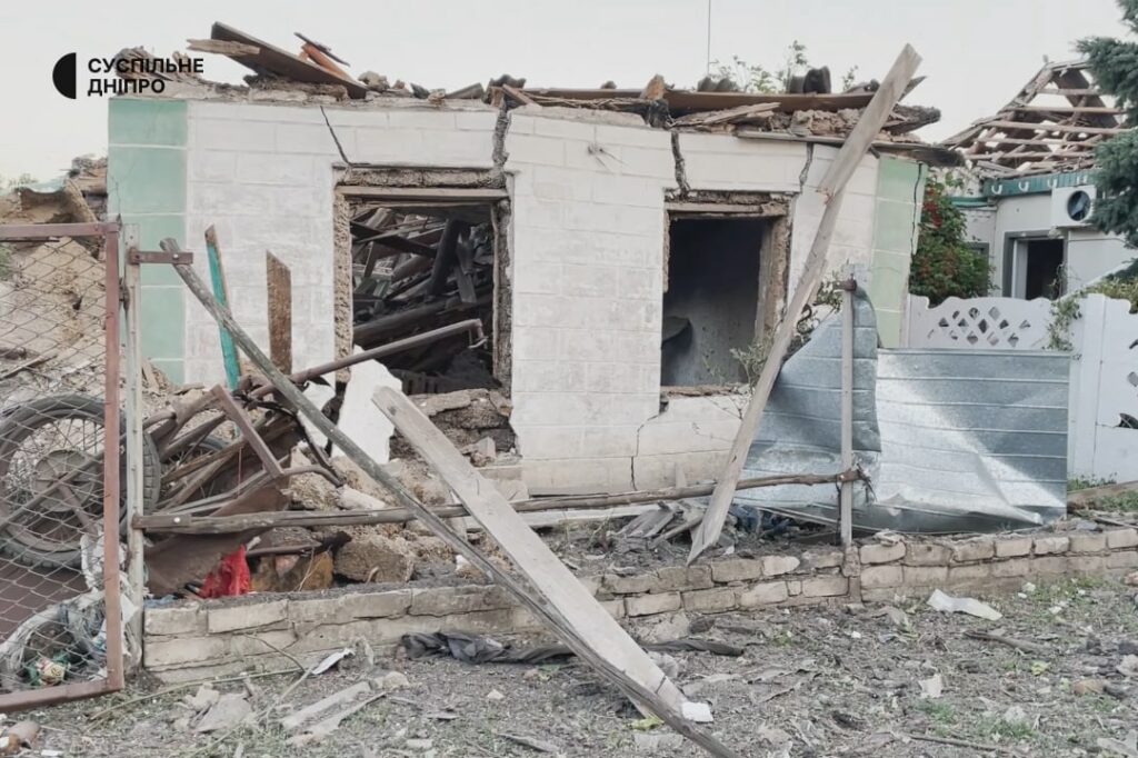 Загинули діти 6 та 11 років, які грались у дворі: окупанти ракетами вдарили по Дніпропетровщині