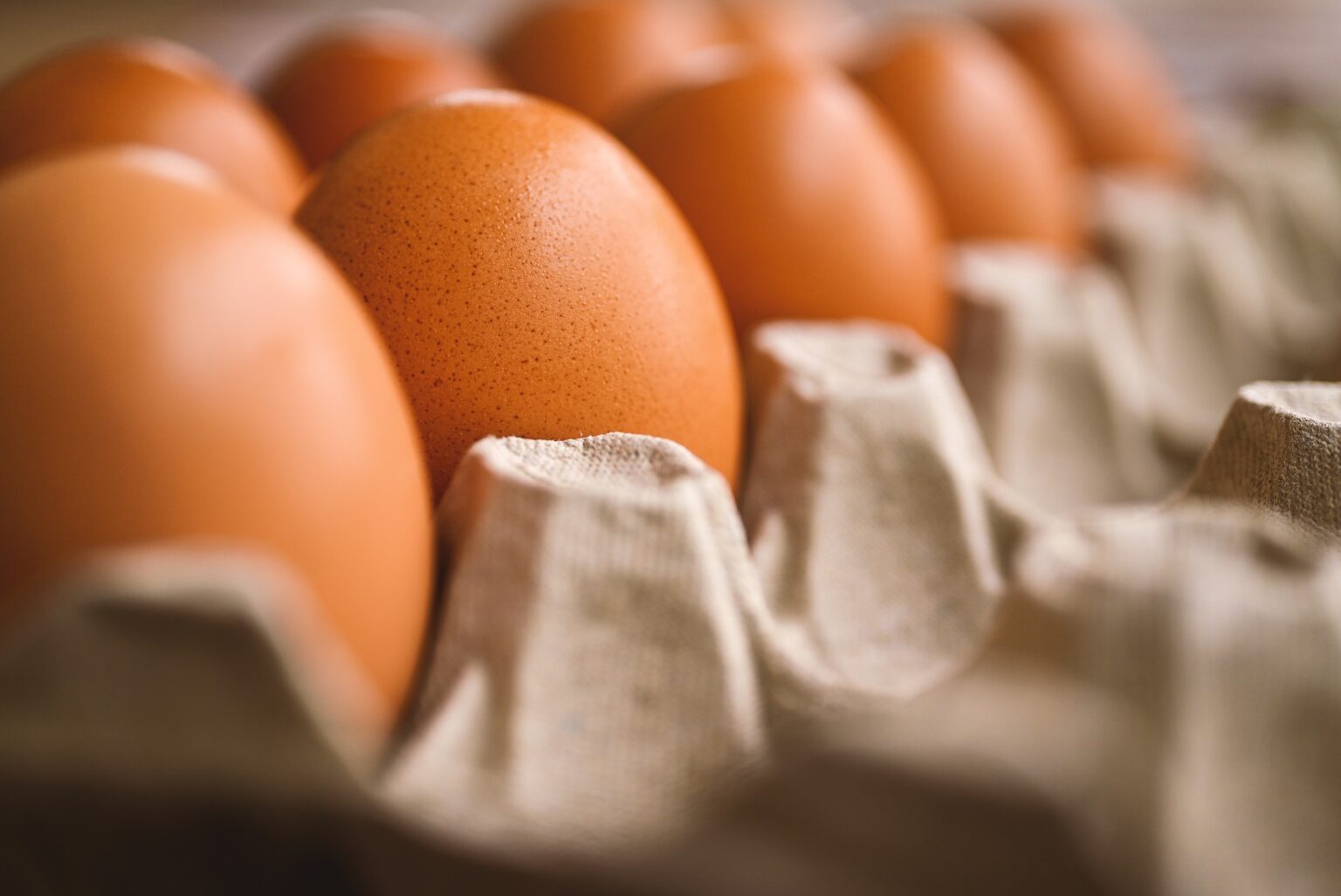 Чи потрібно мити курячі яйця перед зберіганням у холодильнику