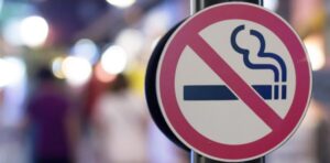 За порушення – штраф: мешканцям Дніпропетровщини нагадують про заборону курити в громадських місцях