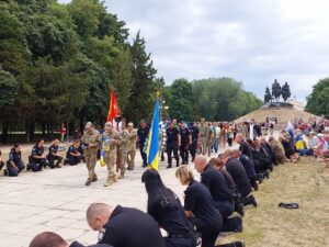 Люди стояли на колінах і прощались: на Дніпропетровщині простились з Героєм