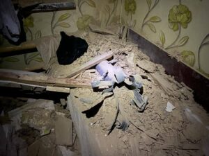 Нічний обстріл Дніпропетровщини: снаряд від «Граду» прилетів у дитяче ліжко (фото)