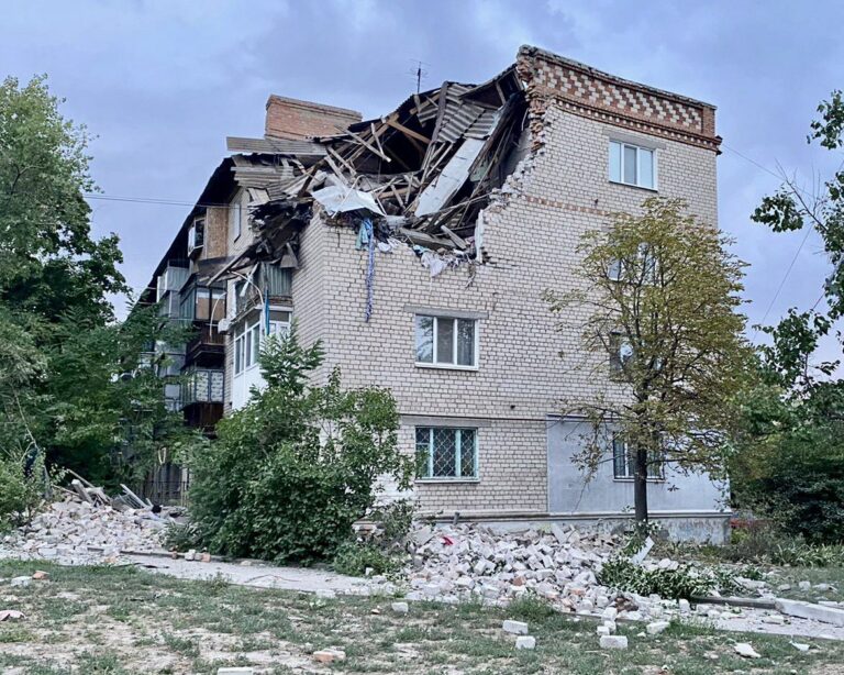 Російські війська обстріляли чотири райони Дніпропетровщини: є загиблі, поранені, зруйновані житлові будинки