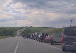 Величезні черги в обидва боки: окупанти не пропускають машини в Василівці