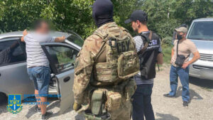 Викрито жителя Дніпра, який організував підробку документів для виїзду чоловіків за кордон