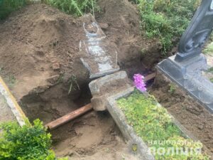 Стало відомо, хто на кладовищах Дніпропетровщини руйнував пам’ятники