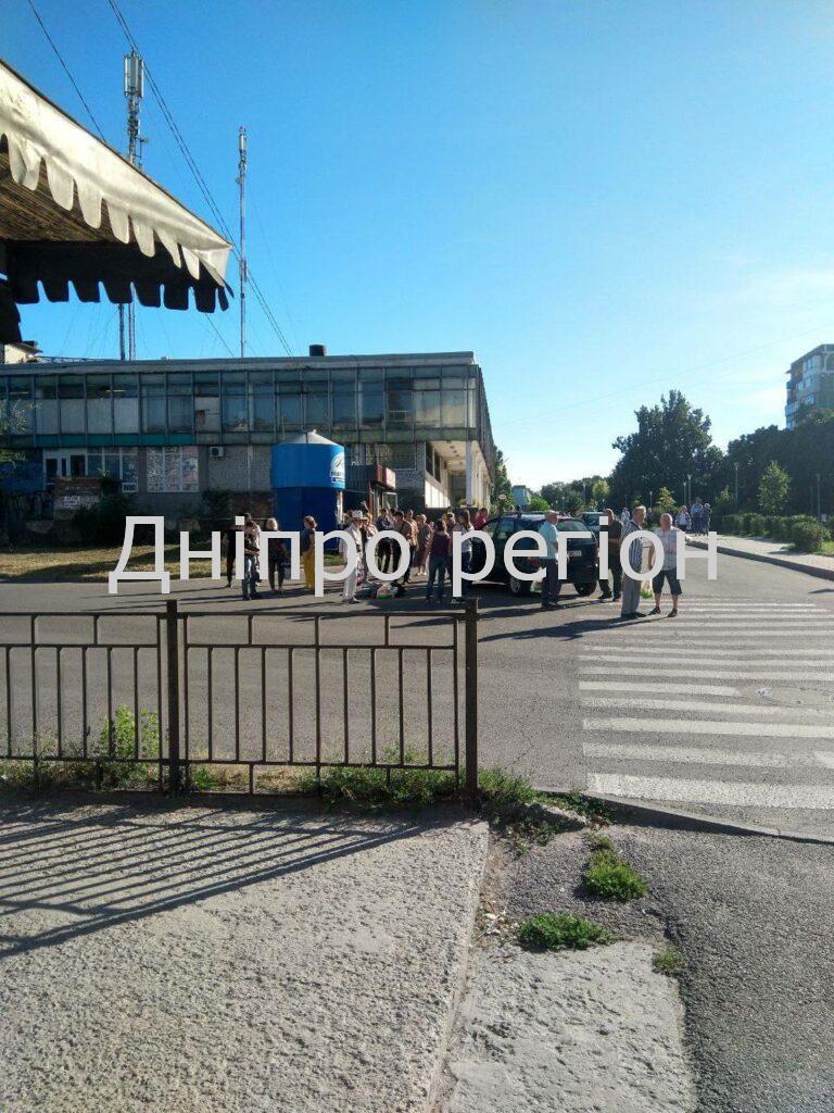 У Дніпрі на зебрі машина збила пішохода: фотофакт У Дніпрі на зебрі машина збила пішохода: фотофакт
