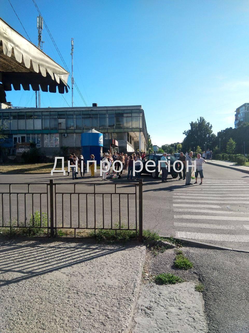 У Дніпрі на зебрі машина збила пішохода: фотофакт