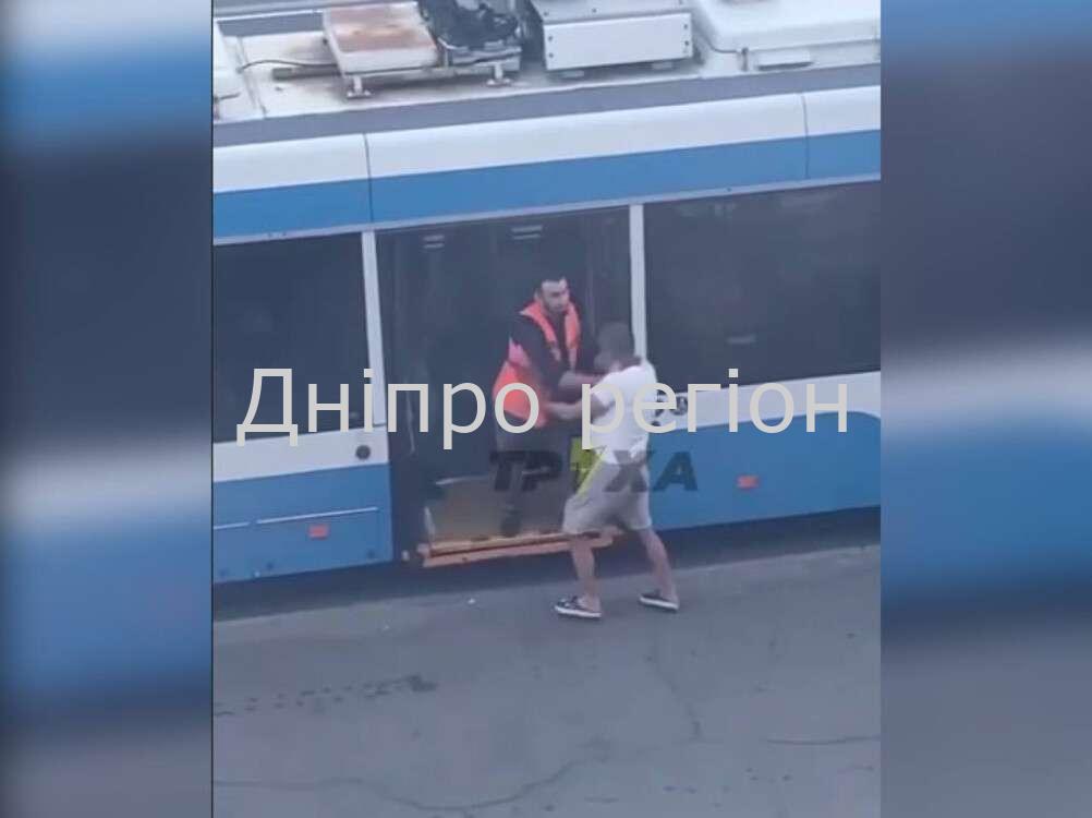 У Дніпрі водій тролейбуса побив пасажира: з`явився ексклюзивний коментар