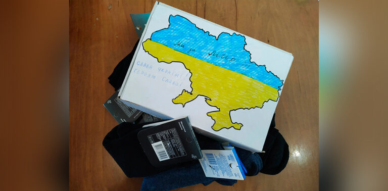 На Дніпропетровщині мешканці Девладівської громади передали захисникам понад 800 пар шкарпеток (подробиці)