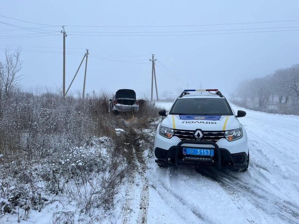 На Дніпропетровщині поліцейські офіцери громади допомогли водію витягнути автомобіль з кювету