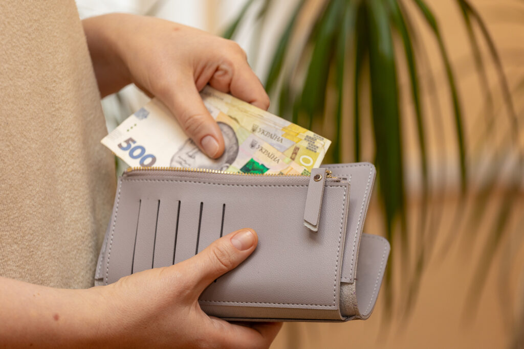 Соціальні виплати: кому із дніпрян продовжили автоматично, а кому потрібно подати документи наново Соціальні виплати: кому із дніпрян продовжили автоматично, а кому потрібно подати документи наново