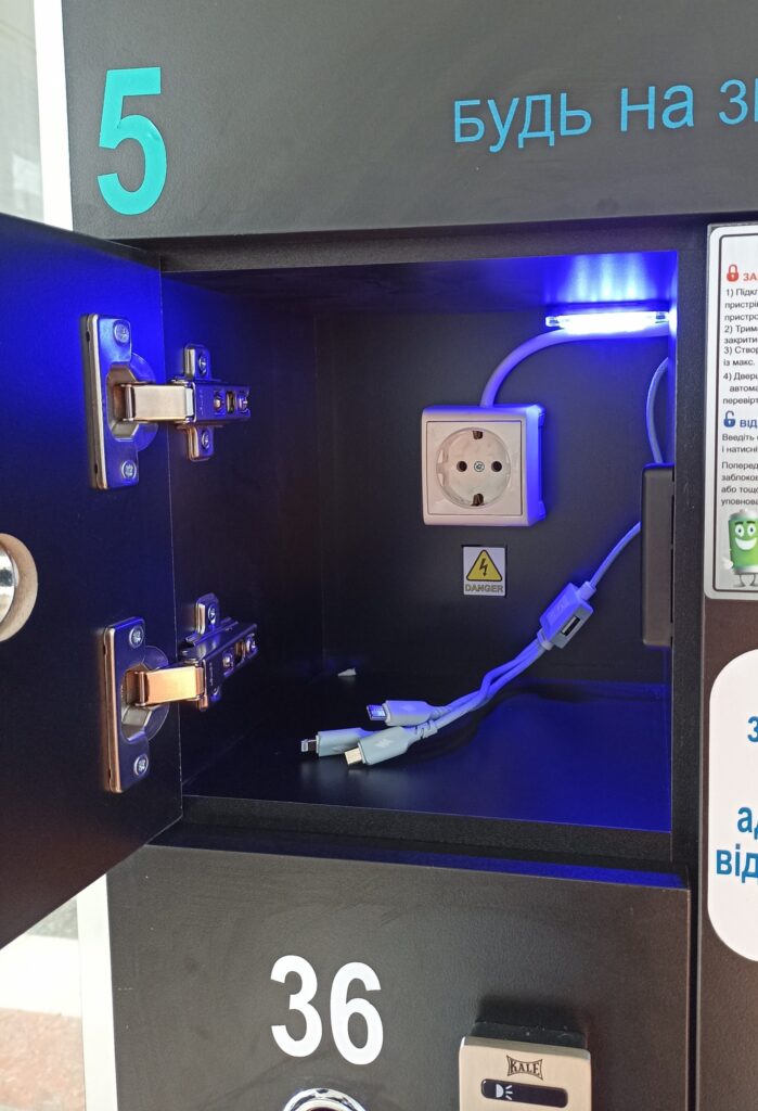 У Дніпрі на головному залізничному вокзалі встановили потужні зарядні станції