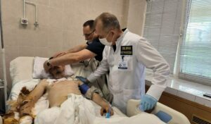 Мама та дружина чекають удома, нічого не знаючи: у Дніпрі рятують бійця, якому відірвало обидві ноги