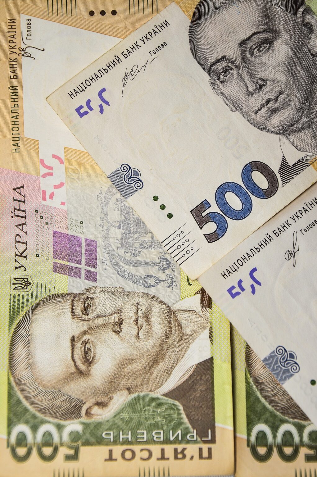 З 25 квітня в Україні в обіг вводять нову 500 - гривневу банкноту