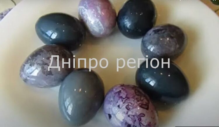 Мармурові крашанки: як на Великдень покрасити яйця чаєм каркаде Мармурові крашанки: як на Великдень покрасити яйця чаєм каркаде