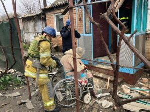 Люди в крові, понівечені будинки: російська армія сильно обстріляла Нікополь