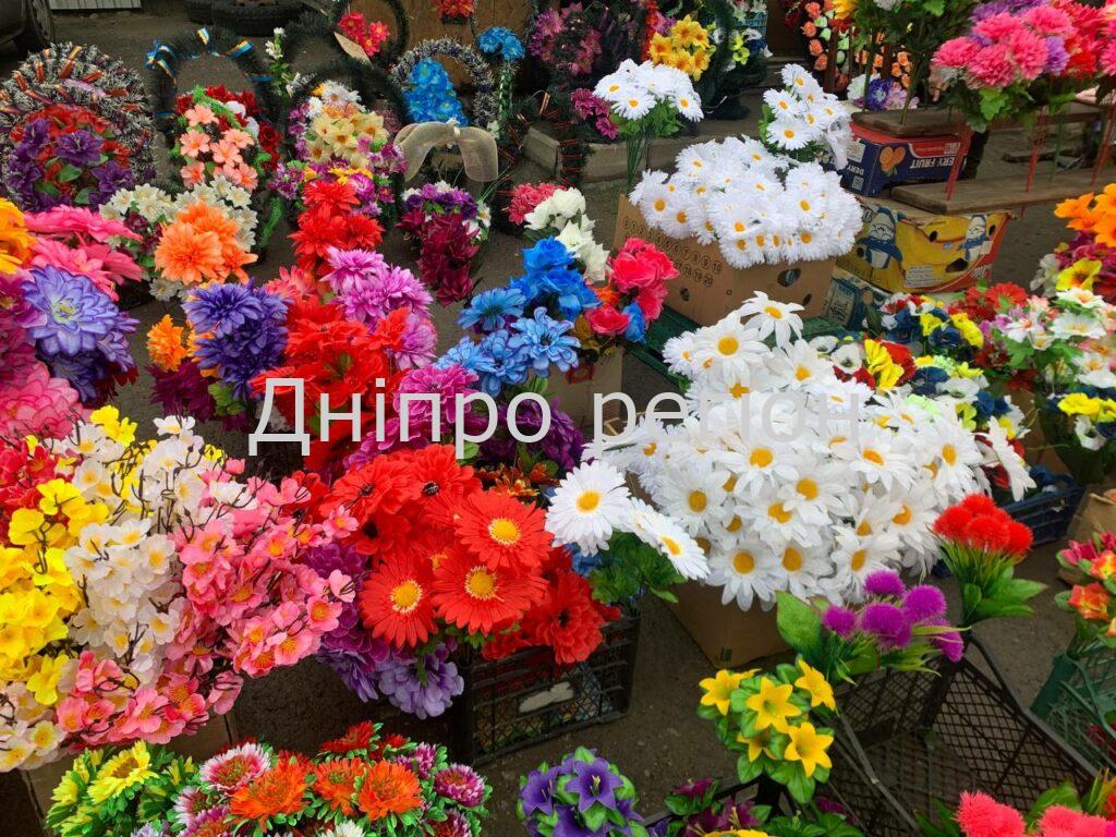 У Дніпрі заборонять приносити штучні квіти та вінки на територію кладовищ