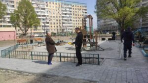 Лагодять гойдалки і вкладають гумове покриття: у Дніпрі масово ремонтують дитячі майданчики