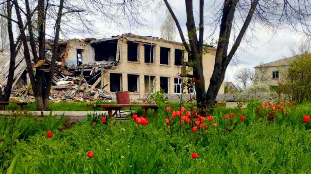 Директорка школи, яку рознесла ракета, доглядає квітник біля руїн - Дніпро Регіон