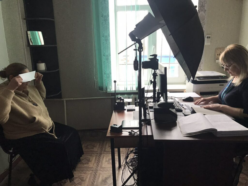 У Дніпропетровській області жінка вперше в житті оформила паспорт в 38 років Жінка вперше в життя оформила паспорт в 38 років - Дніпро Регіон