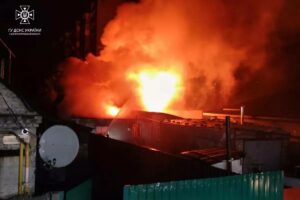 Чорний дим бачив весь район: у Дніпрі вирувала сильна пожежа на лівому березі (Фото)