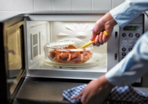 Які продукти заборонено гріти у мікрохвильовці: ТОП-7 порад