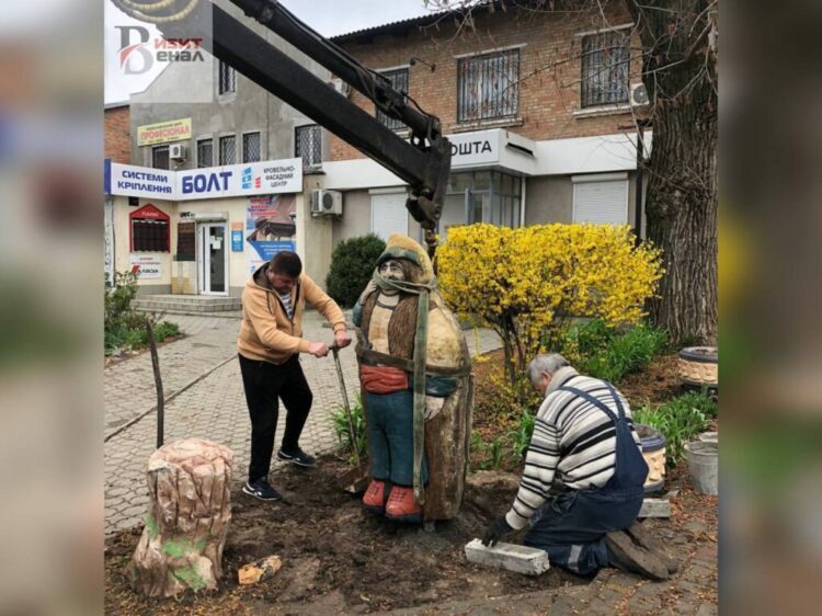 На Дніпропетровщині у місті Нікополь подружжя підприємців встановили дві бетонні скульптури в українському стилі власним коштом
