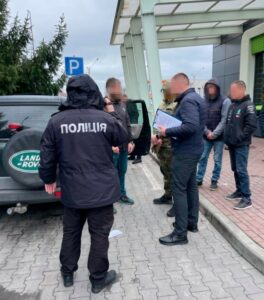 Кому сльози, а кому нажива: на Дніпропетровщині продавали автомобілі призначені для військових