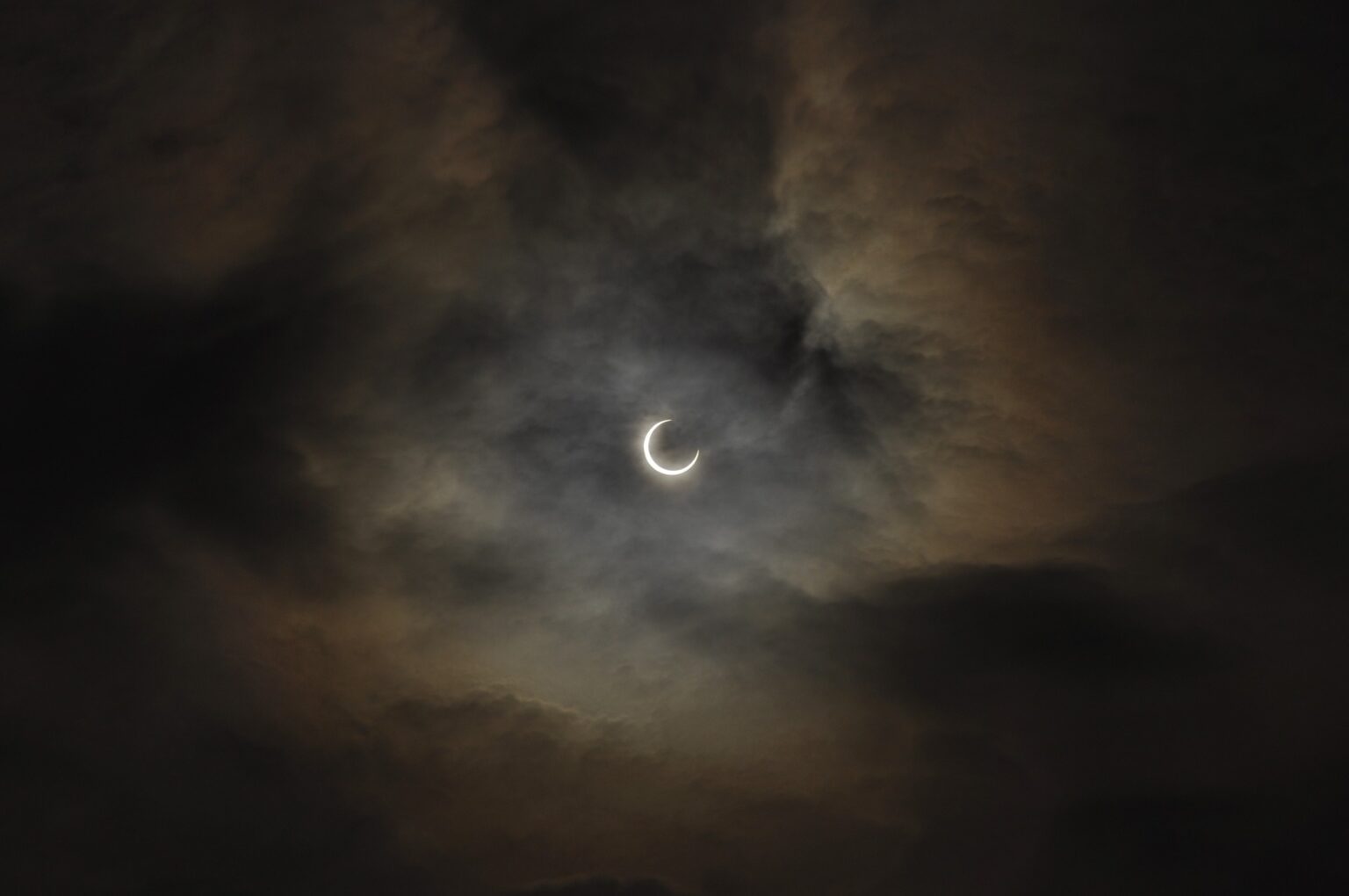 Сонячне затемнення: знаки Зодіаку, у яких розпочнеться біла смуга з 20 квітня