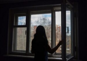 Батьки не випускали з дому: у Дніпрі рятують дівчину, яка випала з вікна 3-го поверху