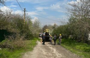 Ледве не трапилася трагедія: у Дніпрі чоловік кинув коктейль Молотова в енергетиків, які обрізали дерева