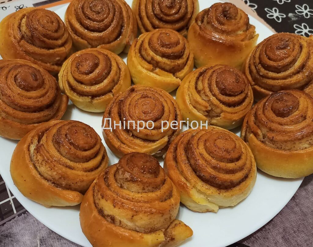 Булки з корицею: ніжні та ароматні зі смаком теплоти Булки з корицею: ніжні та ароматні зі смаком теплоти