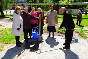 У Дніпрі на ж/м Перемога продовжують встановлювати колонки з водою: адреси