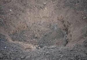 В 15 метрах від будинку розірвалась ракета: під Дніпром просять допомогти місцевій вчительці