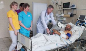 Подвійні народини: у Дніпрі в День його народження врятували Героя, у якого уламок застряг в серці