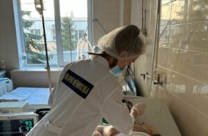 22 роки працювала медсестрою у Маріуполі: у Дніпрі жінка, яка втекла з-під обстрілів, рятує поранених