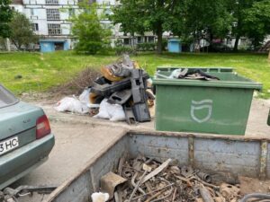 У Дніпрі на «гарячому» піймали «свинтуса», який викидав автозапчастини біля сміттєвих контейнерів