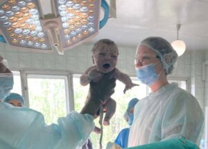 На світ з’явилася здорова дівчинка: у Дніпрі народила жінка з велетенською пухлиною