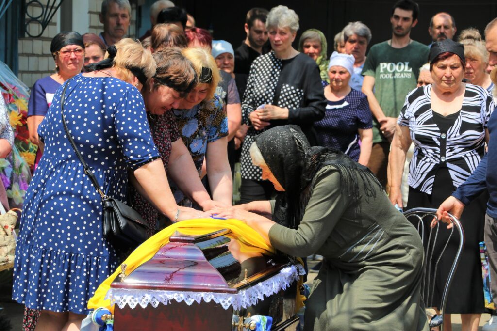 Все місто стояло на колінах: на Дніпропетровщині попрощалися з загиблим солдатом Прощання з Героєм Покровська громада - Дніпро Регіон