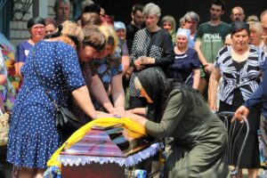 Все місто стояло на колінах: на Дніпропетровщині попрощалися з загиблим солдатом