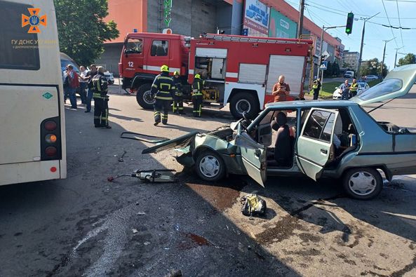 У Кривому Розі зіткнулась маршрутка з легковим автомобілем: 4 людей постраждало, з них двоє підлітків