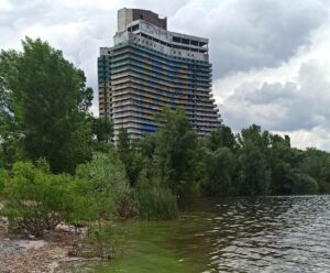 Такого ще не було: у Дніпрі в травні почала цвісти вода в річці