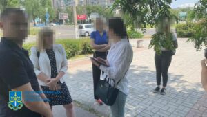 Нічого святого: під Дніпром на величезному хабарі затримали чиновницю, яка вимагала гроші у волонтера