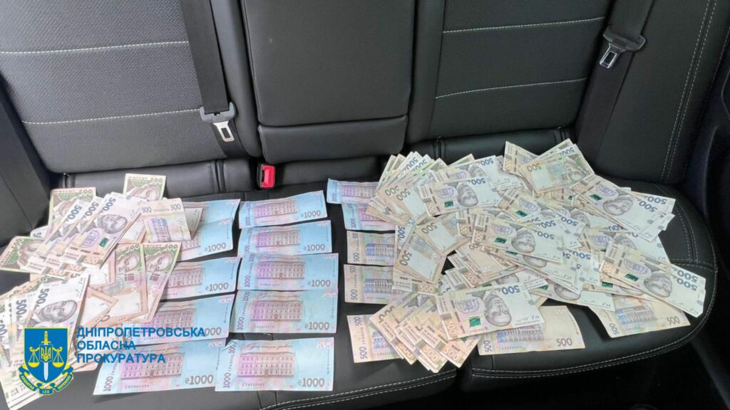 У Дніпрі на величезному хабарі затримали поліцейського начальника На хабарі затримали поліцейського начальника - Дніпро Регіон
