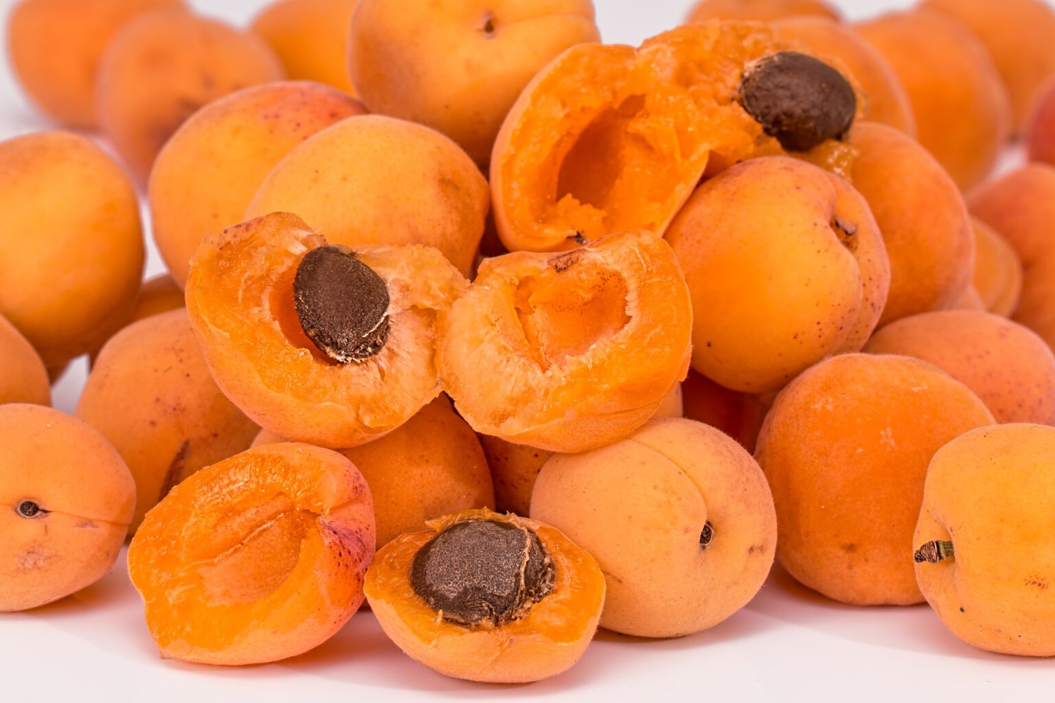 Продавці вас більше не обдурять: як відрізнити солодкі абрикоси від кислих